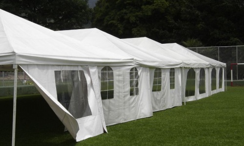 Carpas con cortinas en cancha de fútbol.