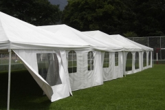 Carpas con cortinas en cancha de fútbol.