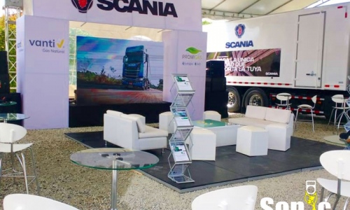 Alquiler Stand Scania, mobiliario y tarima piso